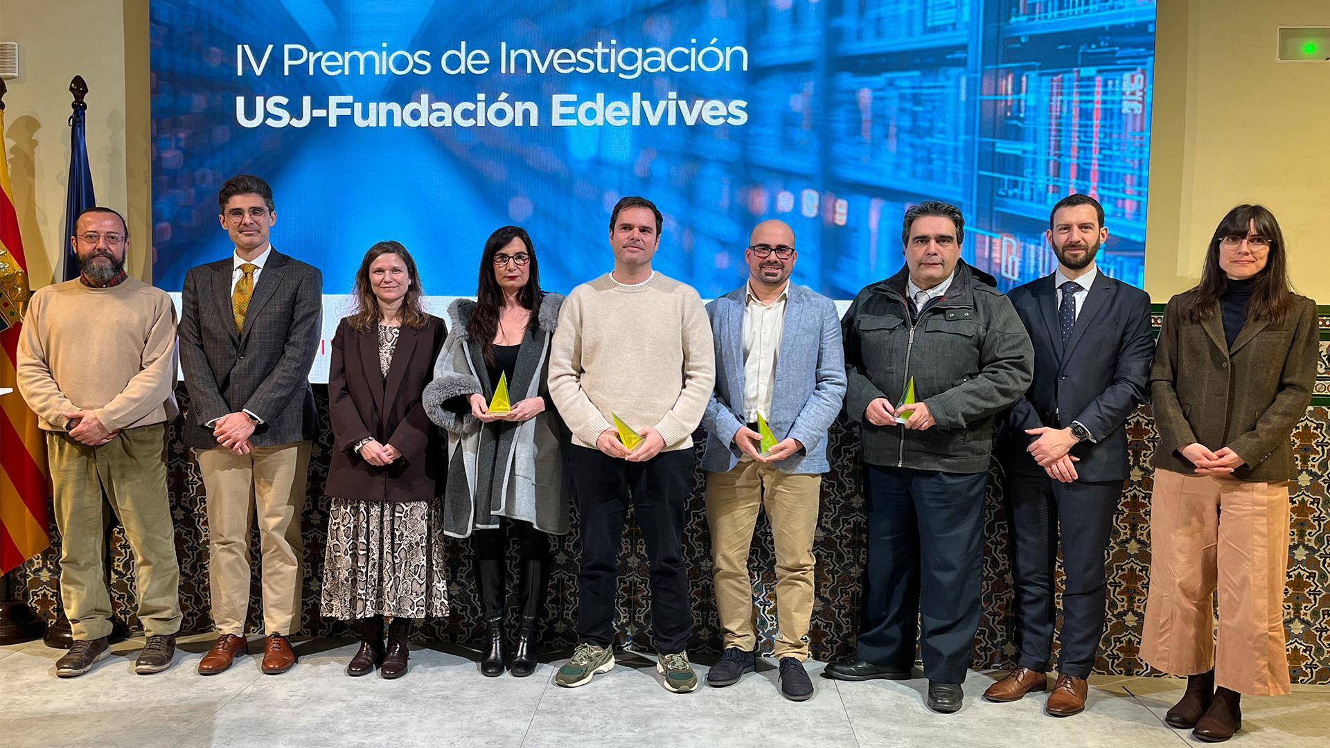 La directora de la Fundación, María Campos, junto a los investigadores premiados